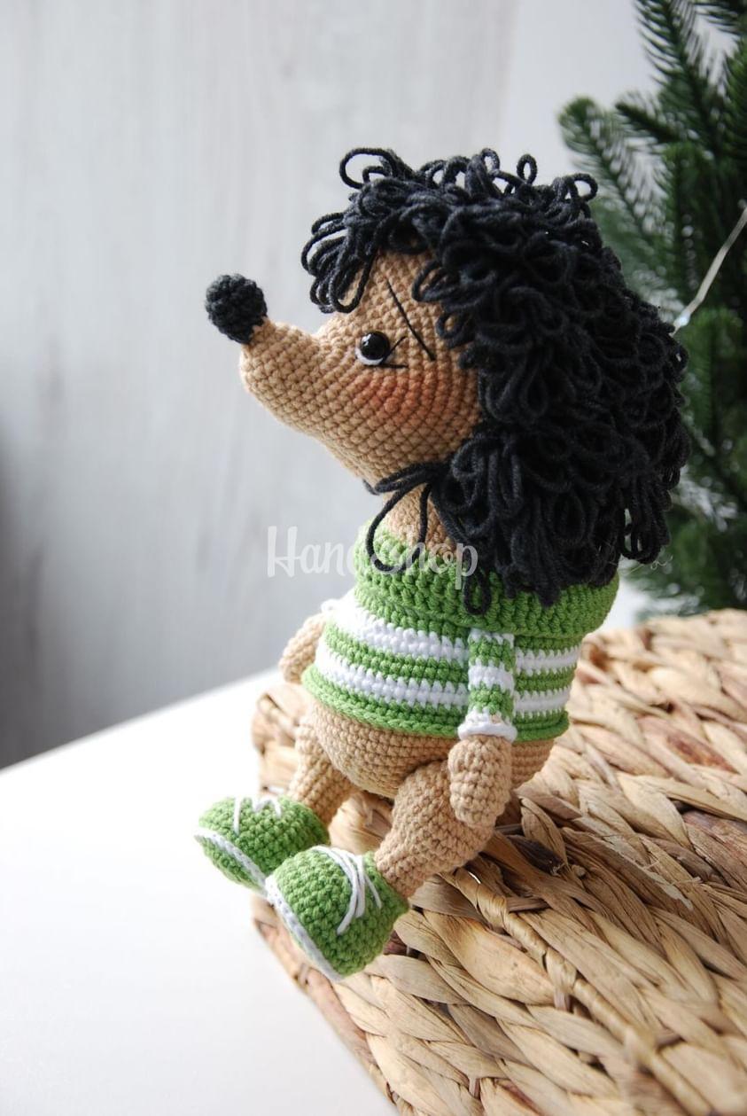 В'язана дитяча м'яка іграшка їжачок у кофтинці В'язана дитяча м'яка іграшка їжачок у кофтинці