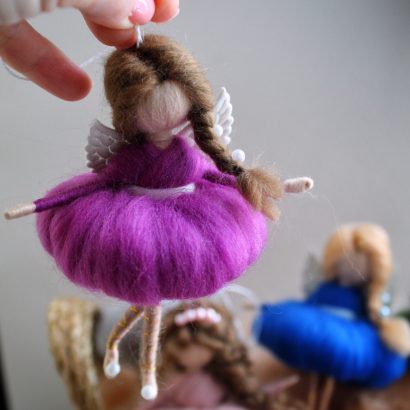 Міні лялечка валяна з вовни підвіска ангел в пишній сукні