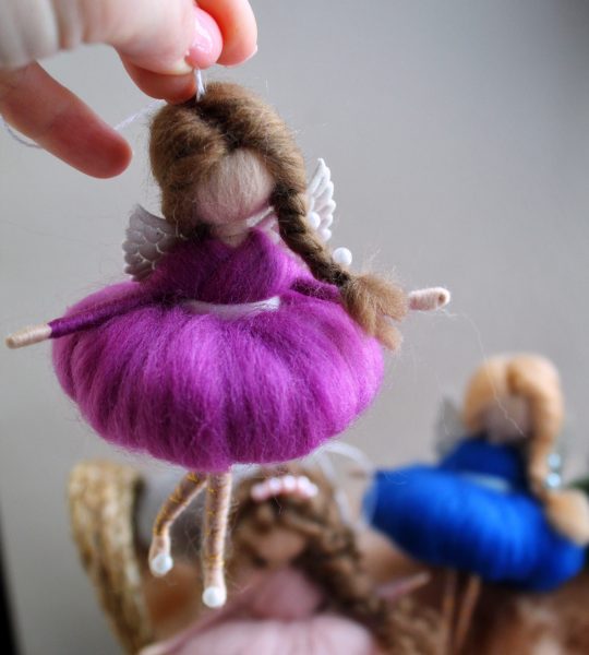 Міні лялечка валяна з вовни підвіска ангел в пишній сукні