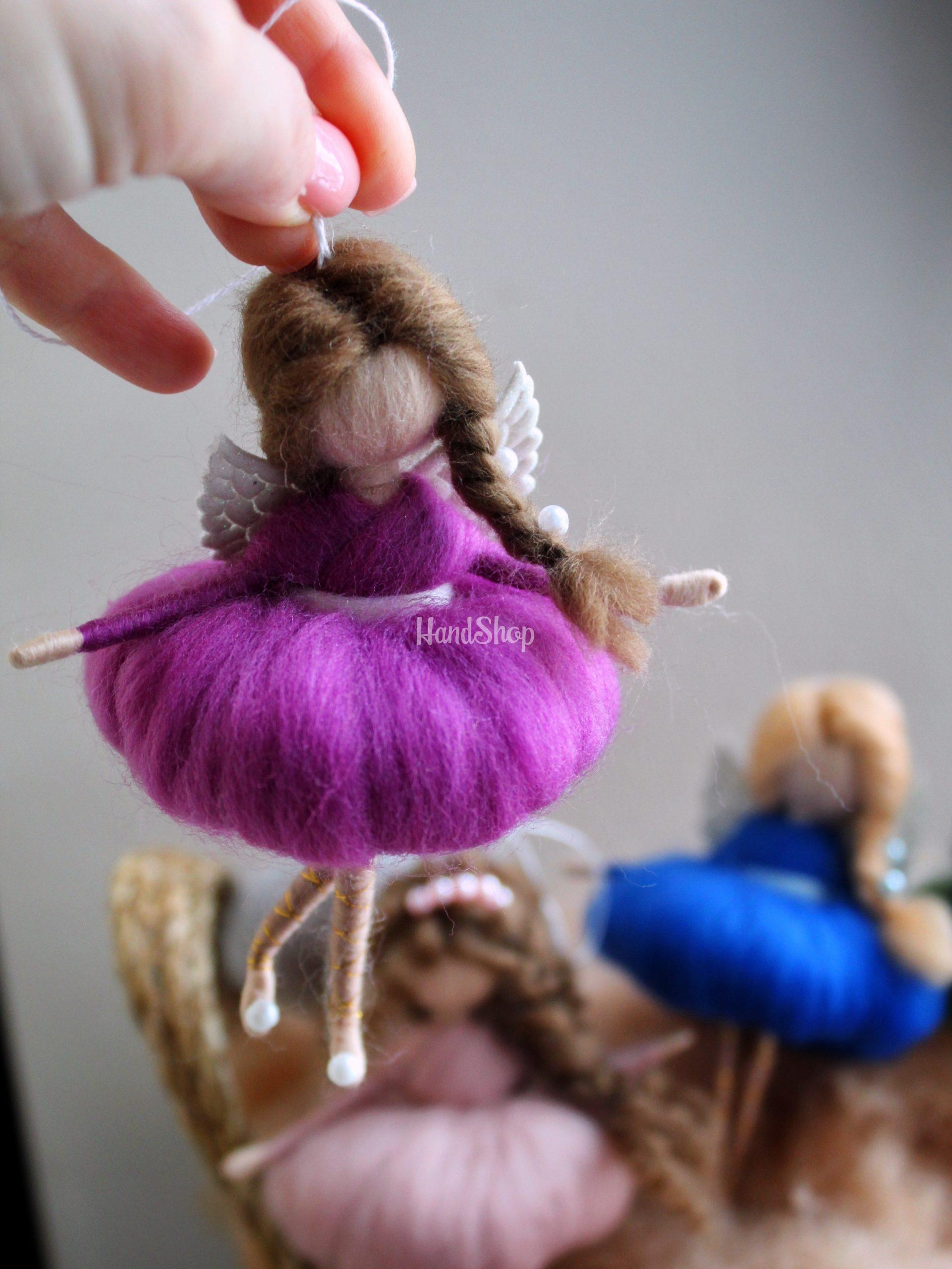 Міні лялечка валяна з вовни підвіска ангел в пишній сукні Міні лялечка валяна з вовни підвіска ангел в пишній сукні