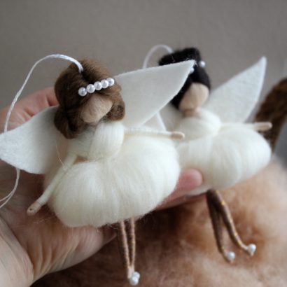 Лялька валяна з вовни в білій сукні ангел фея