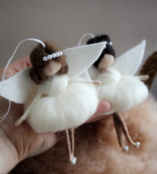 Лялька валяна з вовни в білій сукні ангел фея