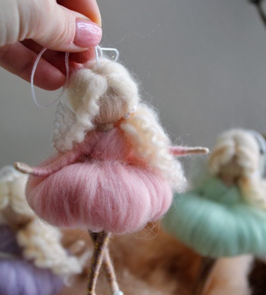 Сувенірна лялька ангел білявка з вовни підвіска (на вибір!)