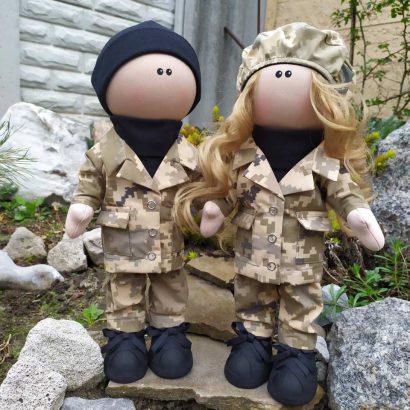 Текстильні ляльки ручної роботи пара молодят військові, 2 шт