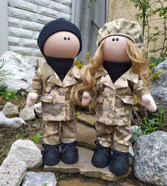 Текстильні ляльки ручної роботи пара молодят військові, 2 шт