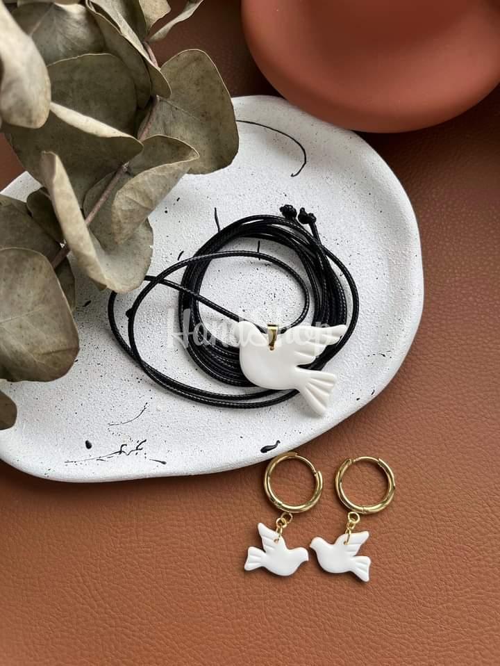 Стильний набір прикрас сережки та кулон голубки миру Стильний набір прикрас сережки та кулон голубки миру