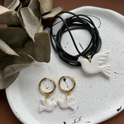 Стильний набір прикрас сережки та кулон голубки миру