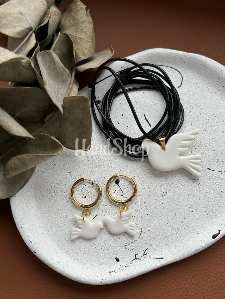 Стильний набір прикрас сережки та кулон голубки миру Стильний набір прикрас сережки та кулон голубки миру