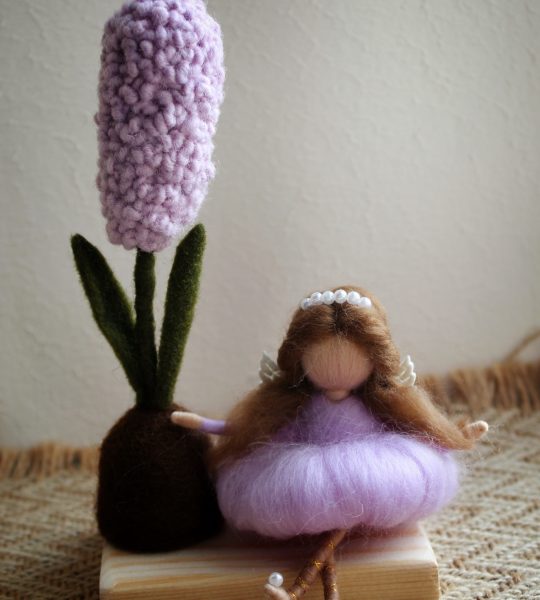 Іграшка фея в сукні з квіткою фіолетовий гіацинт на підставці