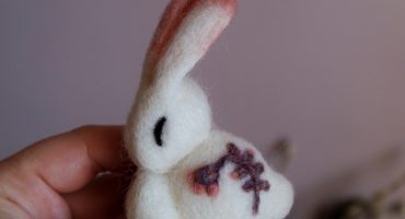 Мистецтво весняної мрії: валяна брошка білий кролик - маленьке диво, що пробуджує велич свята Великодня
