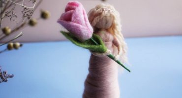 Відтінки весняної краси: лялька веснянка з вовни з рожевим тюльпаном, як ідеальний подарунок на міжнародний жіночий день