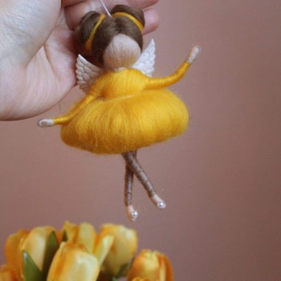 Лялечка підвіска ангел з вовни в пишній жовтій сукні