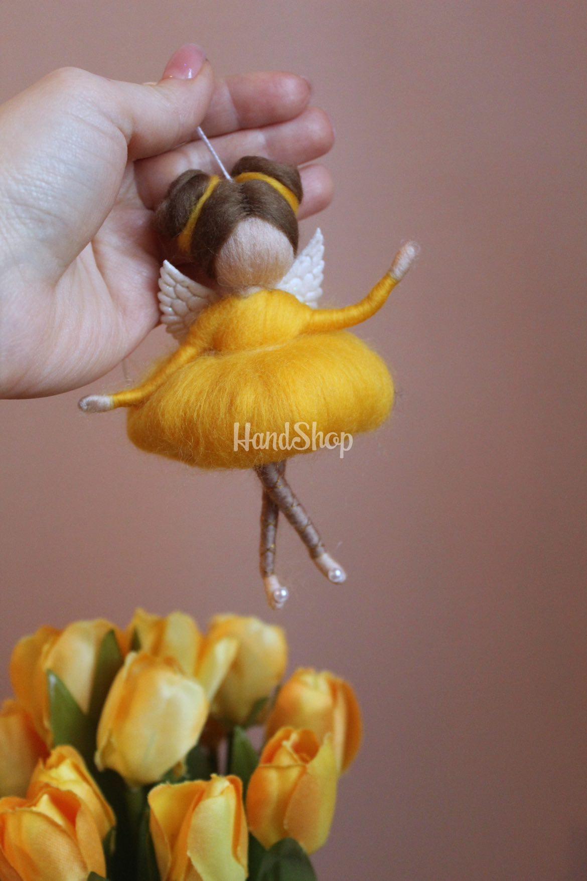 Лялечка підвіска ангел з вовни в пишній жовтій сукні Лялечка підвіска ангел з вовни в пишній жовтій сукні