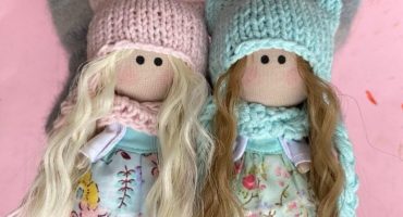 Магія української дівчинки: лялька брелок у квітковій сукні та шапочці ручної роботи - казкова краса на свято