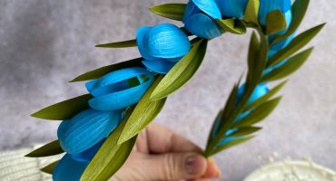 Діти та квіти: чарівність дитячого обручу сині підсніжники з фоамірану ручної роботи - аксесуар для маленьких принцес