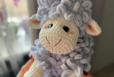 Велика дитяча іграшка вівця в ніжному блакитному кольорі - створена для безмежних обіймів та чудових спогадів