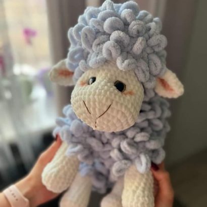 Дитяча в’язана іграшка гачком блакитна пухнаста вівця