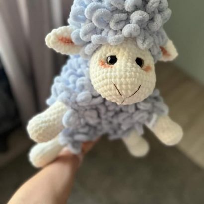 Дитяча в’язана іграшка гачком блакитна пухнаста вівця