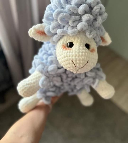 Дитяча в’язана іграшка гачком блакитна пухнаста вівця