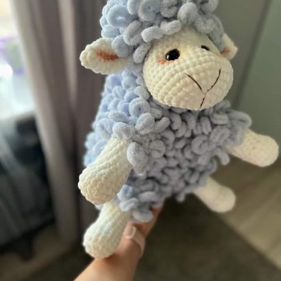 Дитяча в’язана іграшка гачком блакитна пухнаста вівця