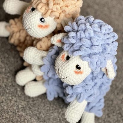 Дитяча в’язана іграшка гачком блакитна пухнаста вівця