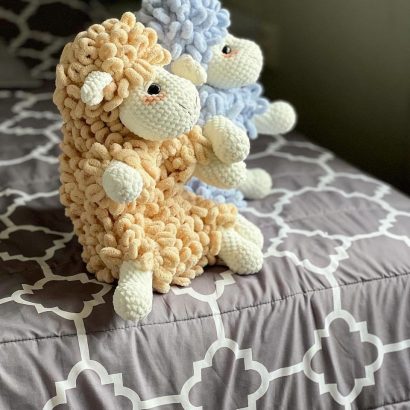 Велика дитяча в’язана іграшка гачком пухнаста вівця