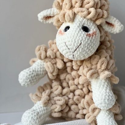 Велика дитяча в’язана іграшка гачком пухнаста вівця