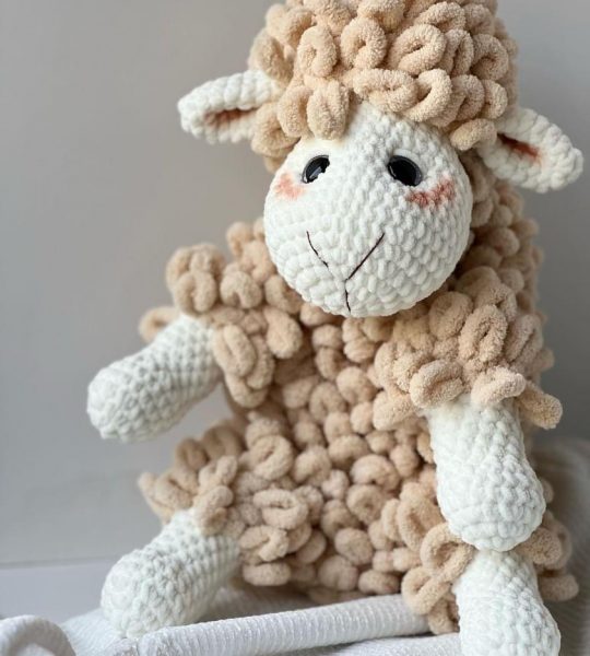 Велика дитяча в’язана іграшка гачком пухнаста вівця