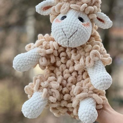Велика дитяча в’язана іграшка гачком пухнаста вівця