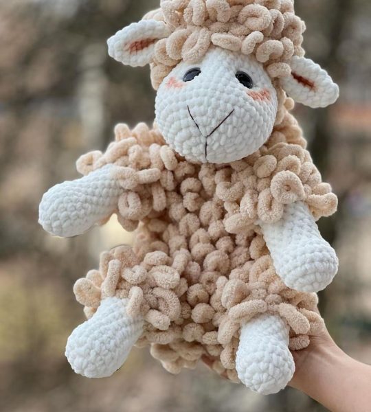 Велика дитяча в’язана іграшка гачком пухнаста вівця