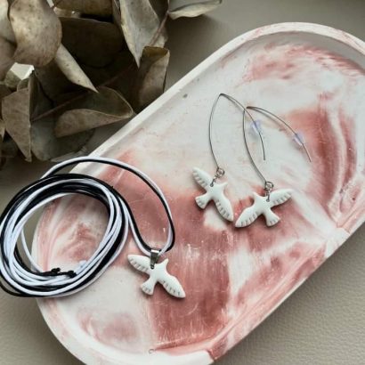 Комплект прикрас сережки та кулон білі голубки глина