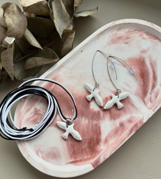 Комплект прикрас сережки та кулон білі голубки глина