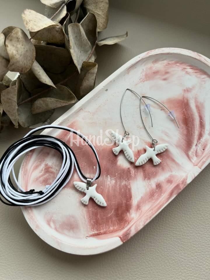 Комплект прикрас сережки та кулон білі голубки глина Комплект прикрас сережки та кулон білі голубки глина