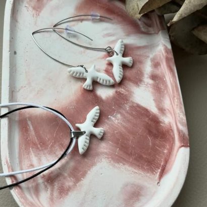 Комплект прикрас сережки та кулон білі голубки глина