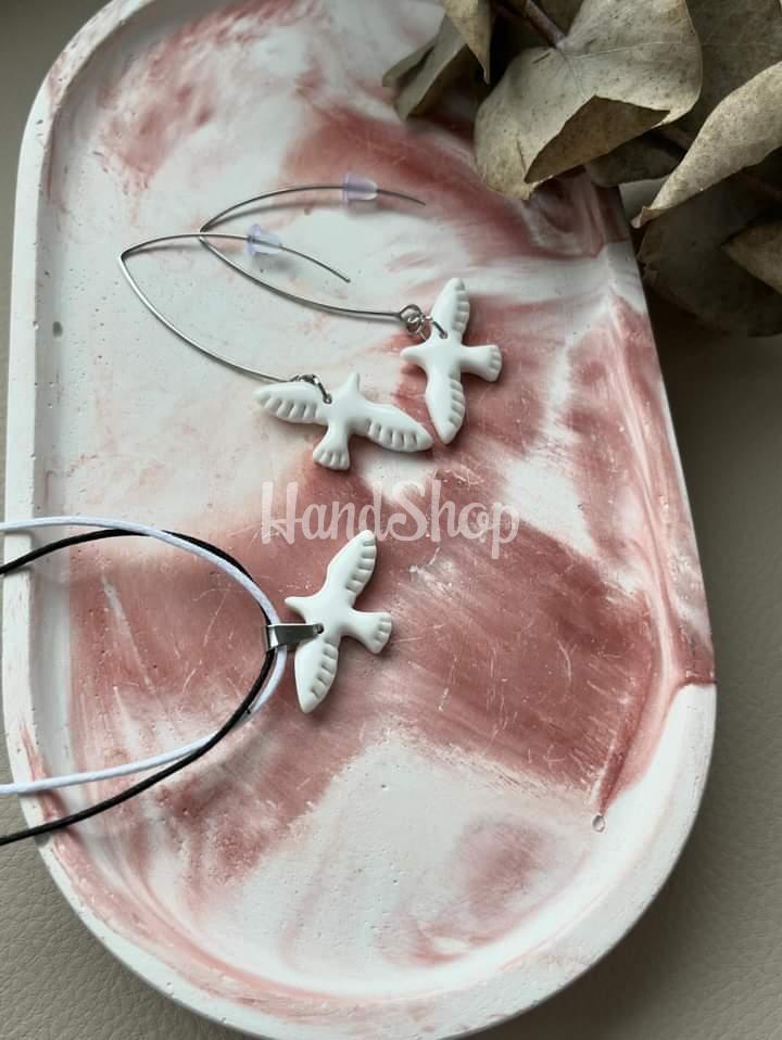 Комплект прикрас сережки та кулон білі голубки глина Комплект прикрас сережки та кулон білі голубки глина