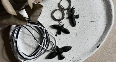 Грація природи: ексклюзивний набір чорні горлиці з вишуканими прикрасами ручної роботи - кулон та сережки