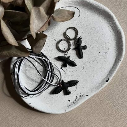 Жіночий набір прикрас чорні сережки та кулон голубки миру, глина