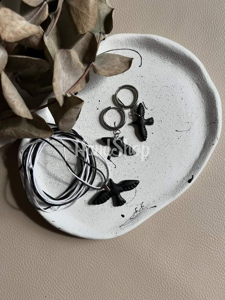 Жіночий набір прикрас чорні сережки та кулон голубки миру, глина Жіночий набір прикрас чорні сережки та кулон голубки миру, глина