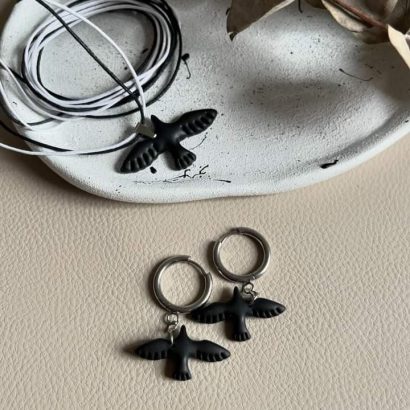 Жіночий набір прикрас чорні сережки та кулон голубки миру, глина