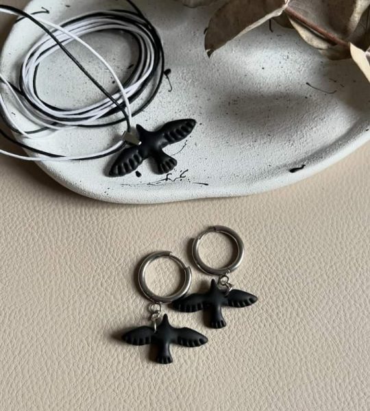 Жіночий набір прикрас чорні сережки та кулон голубки миру, глина