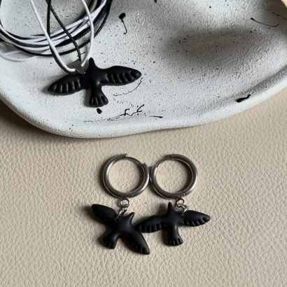 Жіночий набір прикрас чорні сережки та кулон голубки миру, глина