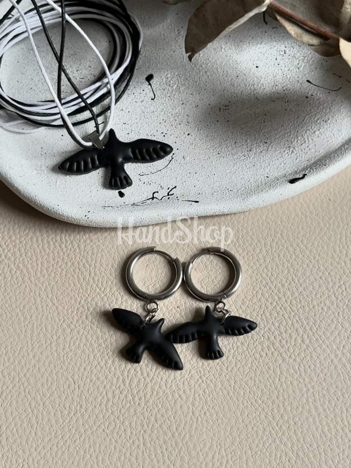 Жіночий набір прикрас чорні сережки та кулон голубки миру, глина Жіночий набір прикрас чорні сережки та кулон голубки миру, глина