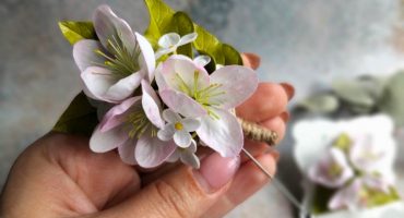 Містична грація природи: унікальна жіноча брошка яблуневий цвіт та бузок з фоамірнану - виготовлена з любов'ю
