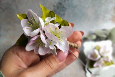 Містична грація природи: унікальна жіноча брошка яблуневий цвіт та бузок з фоамірнану - виготовлена з любов'ю