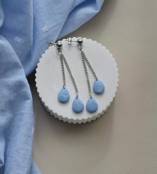 Жіночі довгі сережки блакитні крапельки з глини на ланцюжку