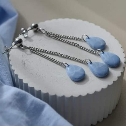 Жіночі довгі сережки блакитні крапельки з глини на ланцюжку