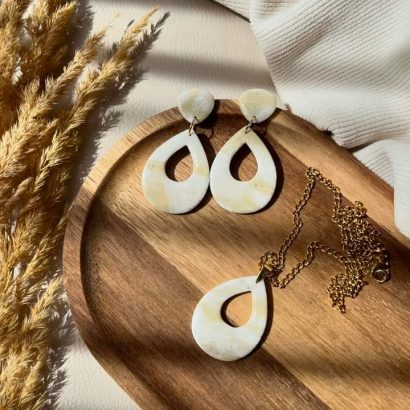 Жіночий комплект прикрас овальні сережки та кулон глина