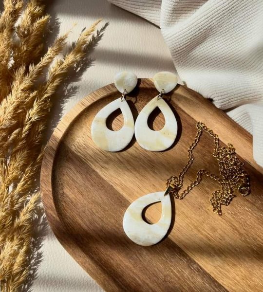 Жіночий комплект прикрас овальні сережки та кулон глина