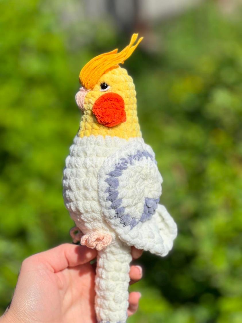 Авторська іграшка в’язаний папуга в жовто-білому кольорі Авторська іграшка в’язаний папуга в жовто-білому кольорі