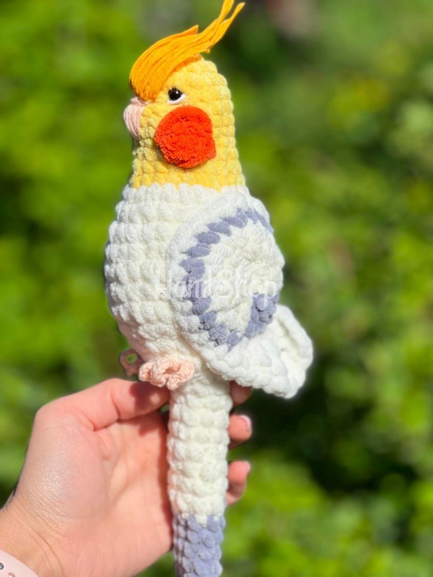 Авторська іграшка в’язаний папуга в жовто-білому кольорі Авторська іграшка в’язаний папуга в жовто-білому кольорі